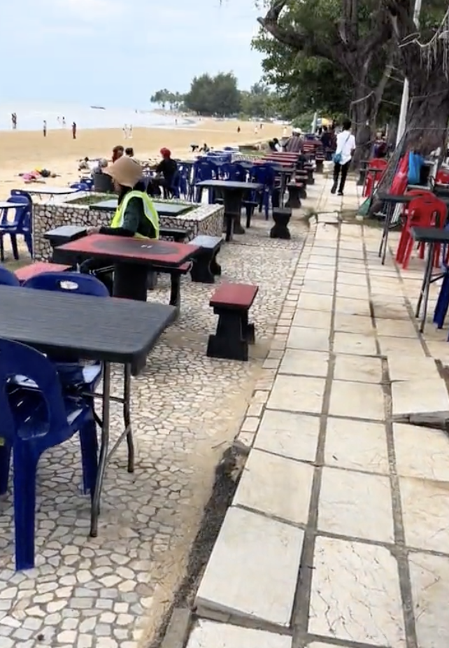 Pengunjung Terkejut Meja Dan Kerusi Kena Caj RM20 Di Pantai Tanjung Aru Sabah